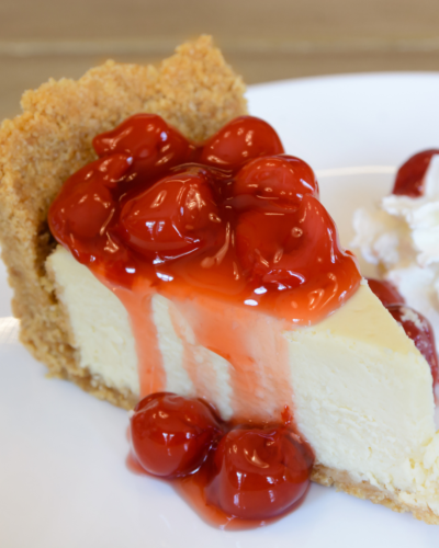 Deléitese con nuestro Cheesecake New York de Fruta en la Cafetería