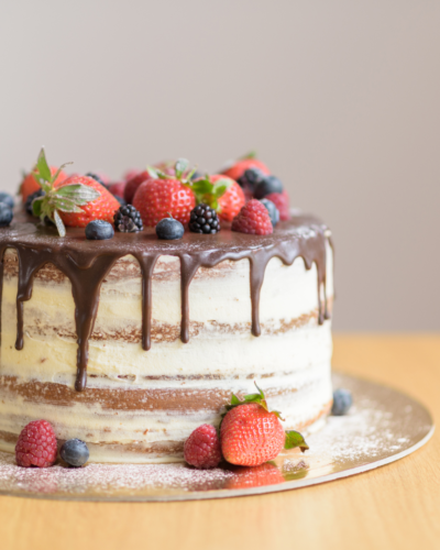 Delicia de Chocolate Blanco con Frambuesas La Tarta Irresistible de Nuestra Cafetería