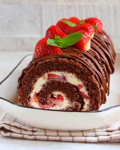 Deliciosa Tarta de Chocolate Semiamargo con Fresas Un Capricho Irresistible