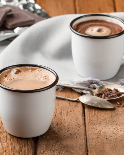 Descubre el Exquisito Chocolate con Leche Espumada de Nuestra Cafetería