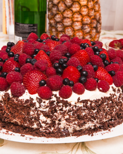 Pastel de Chocolate con Frutos Rojos